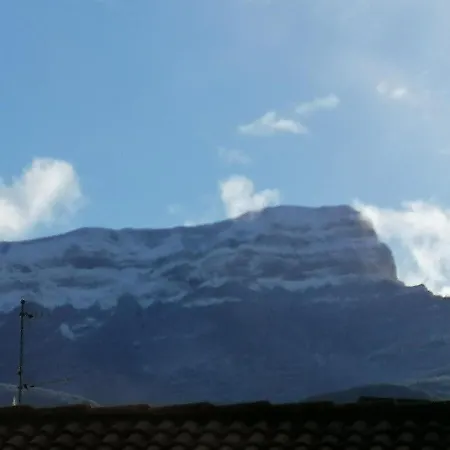 Luminoso, Centrico Y Silencioso * Jaca